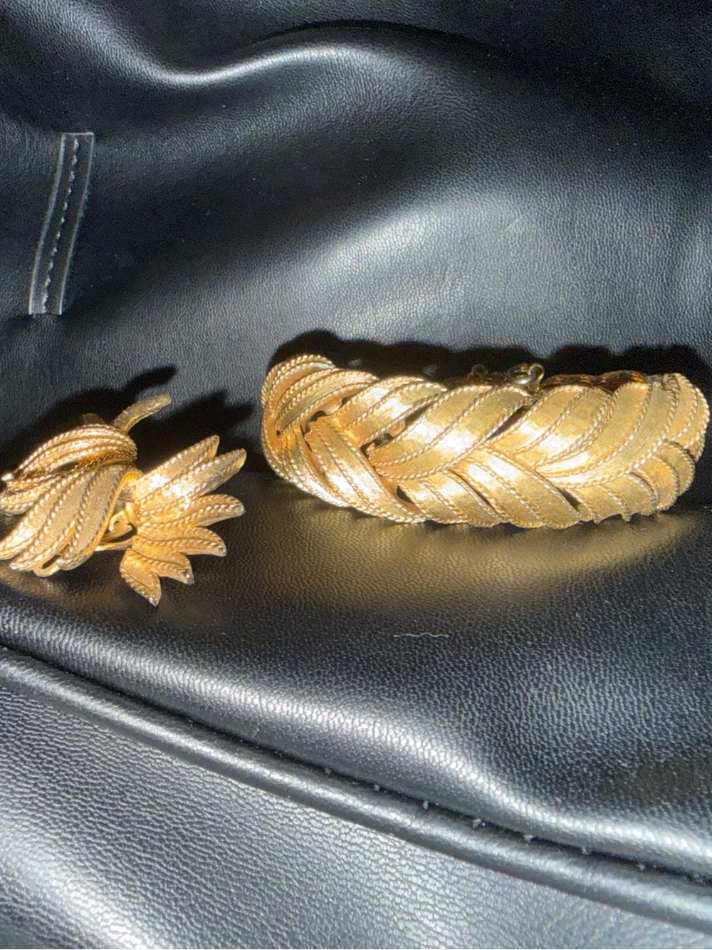 Vintage Boucher Leaf Gold Tone Bracelet and Statement Clip-On Earrings - Picture 3 of 13